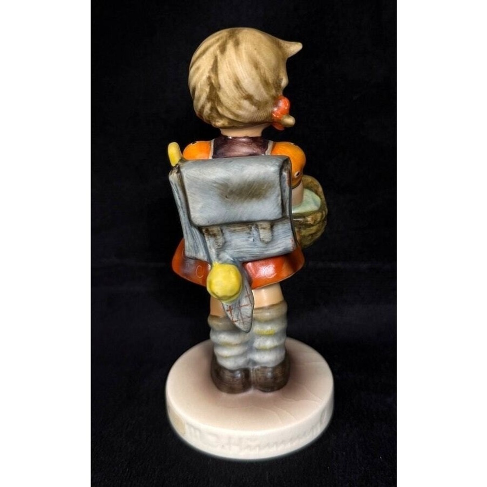 Goebel Hummel SCHOOL GIRL w/ Backpack & Basket 4.5" #81 2/0 TMK 6 "Missing Bee" - Picture 4 of 13